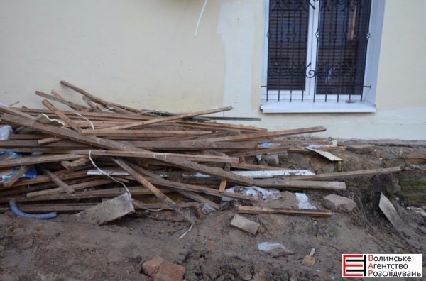 «Таємничі» роботи біля Свято-Троїцького собору в Луцьку. ФОТО