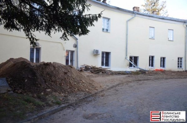 «Таємничі» роботи біля Свято-Троїцького собору в Луцьку. ФОТО