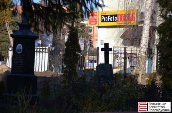 «Таємничі» роботи біля Свято-Троїцького собору в Луцьку. ФОТО