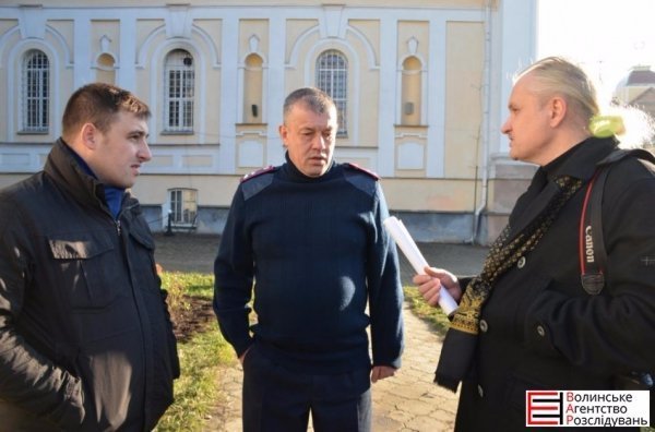 «Таємничі» роботи біля Свято-Троїцького собору в Луцьку. ФОТО