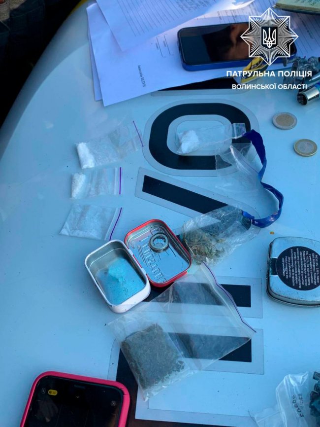 Повний набір: у Луцьку в водія «під кайфом» знайшли наркотики і прилади для куріння. ФОТО