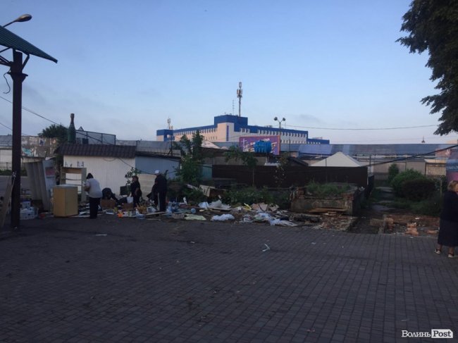 Вночі з луцької автостанції демонтували декілька кіосків. ФОТО