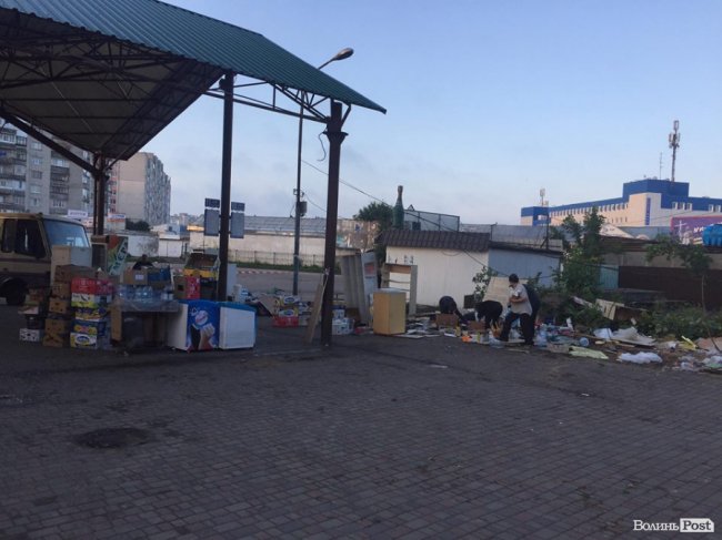 Вночі з луцької автостанції демонтували декілька кіосків. ФОТО