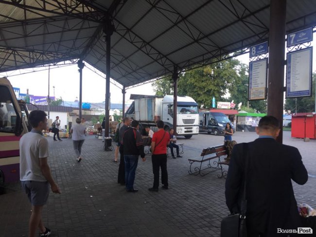 Вночі з луцької автостанції демонтували декілька кіосків. ФОТО