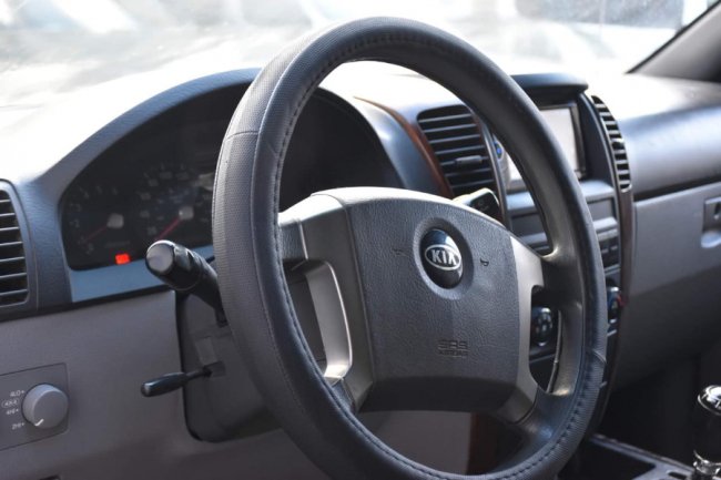 Працівники луцьких КП і мерії купили вже 60 авто на фронт