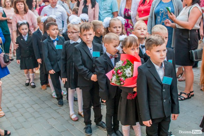 Квіти, вітання та усміхнені першачки: у луцькій школі №9 пролунав перший дзвоник. ФОТО