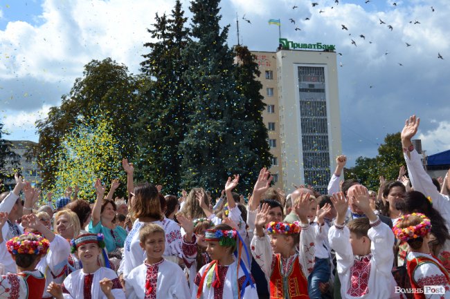 Лучани у вишиванках створили «живий» віночок