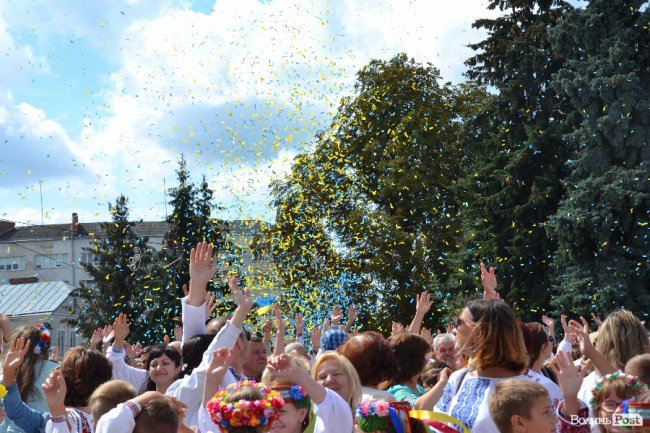 Лучани у вишиванках створили «живий» віночок