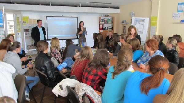 У Луцьку для молоді читали лекцію про торгівлю людьми. ФОТО