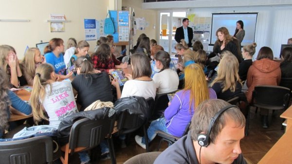 У Луцьку для молоді читали лекцію про торгівлю людьми. ФОТО