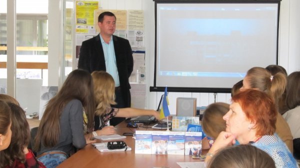 У Луцьку для молоді читали лекцію про торгівлю людьми. ФОТО