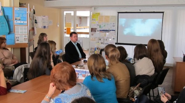 У Луцьку для молоді читали лекцію про торгівлю людьми. ФОТО