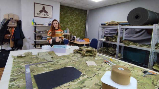 Кравчиня з Маріуполя шиє військове спорядження в Луцьку. ВІДЕО