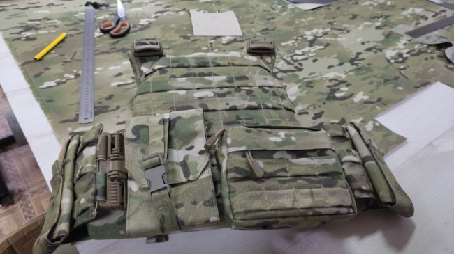 Кравчиня з Маріуполя шиє військове спорядження в Луцьку. ВІДЕО