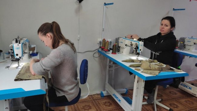 Кравчиня з Маріуполя шиє військове спорядження в Луцьку. ВІДЕО