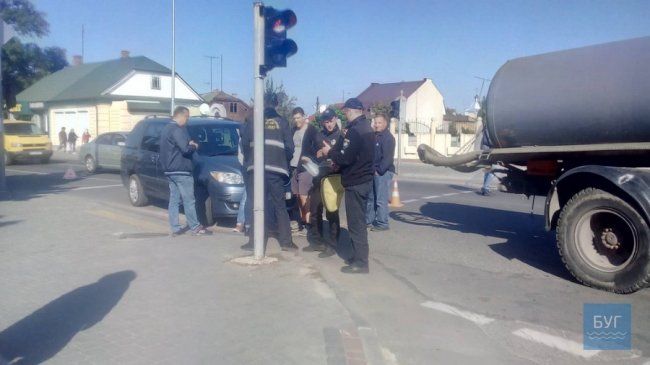 Автомобіль, який перевозить фекалії, скоїв аварію у Володимирі. ФОТО