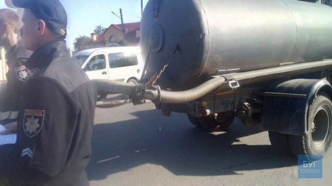 Автомобіль, який перевозить фекалії, скоїв аварію у Володимирі. ФОТО