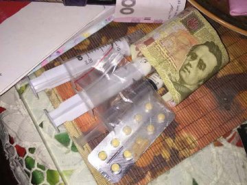 Лучанин купляв заборонені таблетки у рівненської наркоманки