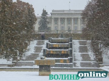 Атмосферні світлини засніженого Луцька. ФОТО