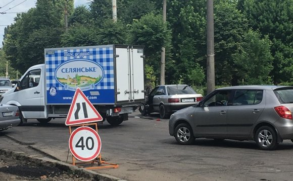 У Луцьку зіткнулись вантажівка та легковик. ФОТО