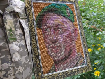 У пам'ять про загиблого волинського прикордонника виготовили портрет із 25 тисяч сірників 
