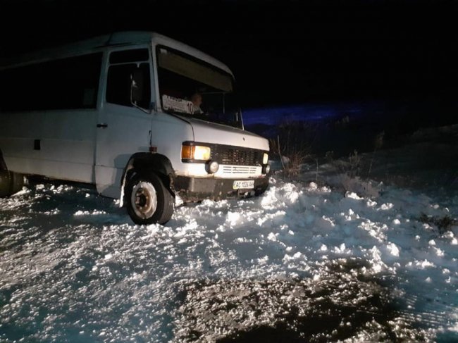 На Волині маршрутне таксі з пасажирами з'їхало в кювет. ФОТО