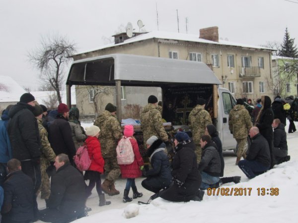 Волинь на колінах зустріла загиблого бійця Маріса Камінського