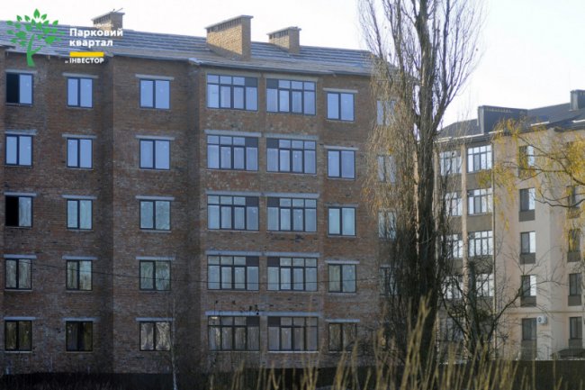 У другому будинку ЖК «Парковий квартал» встановлюють вікна та монтують дах. ФОТО*