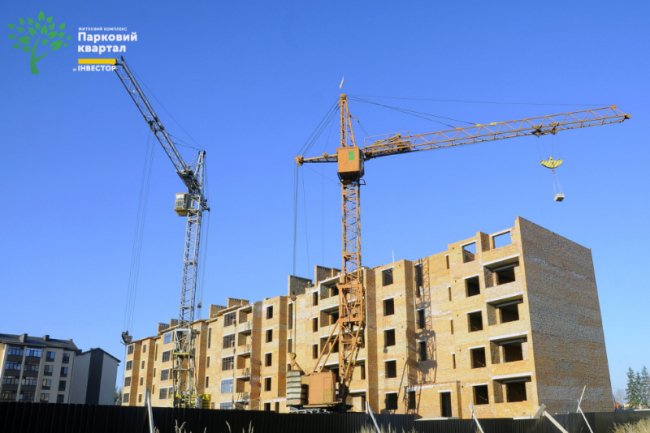 У другому будинку ЖК «Парковий квартал» встановлюють вікна та монтують дах. ФОТО*