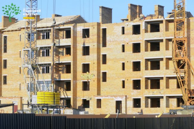 У другому будинку ЖК «Парковий квартал» встановлюють вікна та монтують дах. ФОТО*