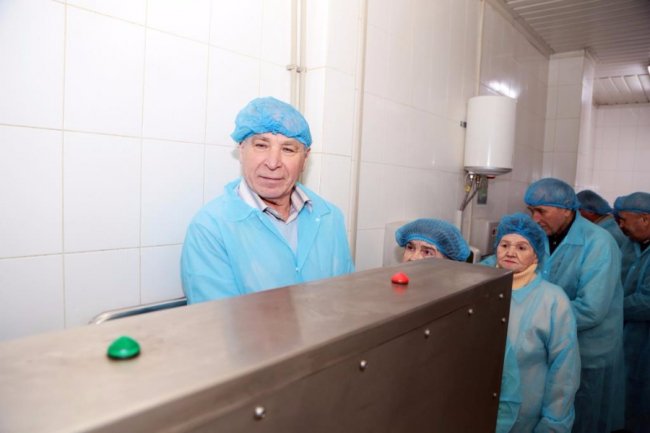 Смак щасливих моментів: луцьким ветеранам показали, як виготовляють ковбасу