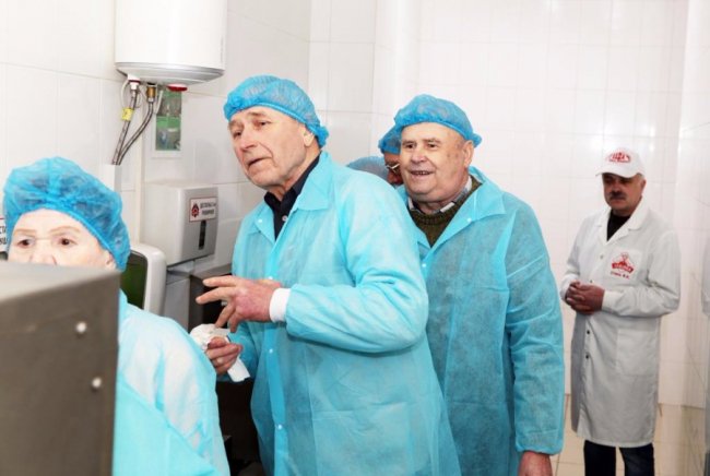 Смак щасливих моментів: луцьким ветеранам показали, як виготовляють ковбасу