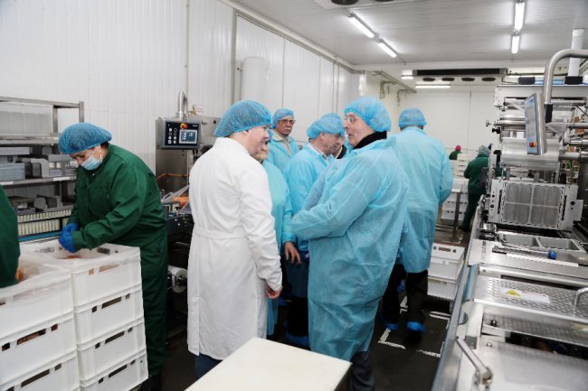 Смак щасливих моментів: луцьким ветеранам показали, як виготовляють ковбасу