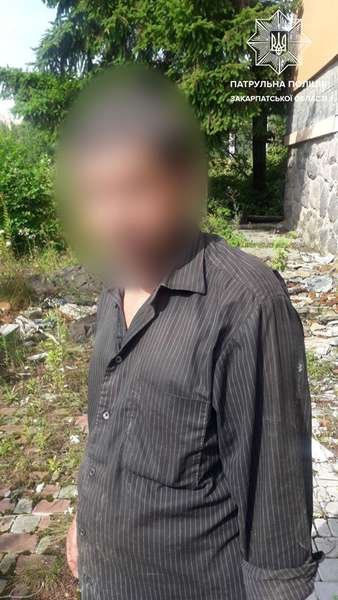 В Ужгороді двоє чоловіків хотіли вкрасти ванну з приміщення колишнього готелю