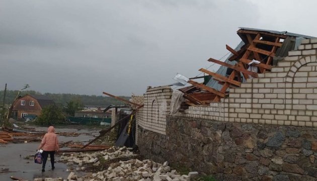 На Кіровоградщині та Миколаївщині сильний вітер позривав дахи зі шкіл і будівель. ФОТО