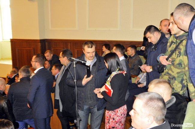 Богдан Климчук обговорює з Юлією Вусенко політичну ситуацію. Богдан транслював сесію у Facebook