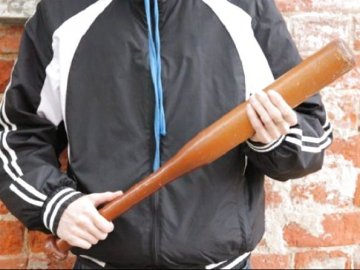 Побили битою і забрали сумку з грошима: у Ковелі грабіжники напали на жінку 