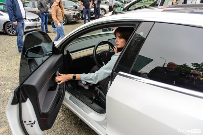 У Луцьку відкрили перший сервіс з продажу електромобілів*