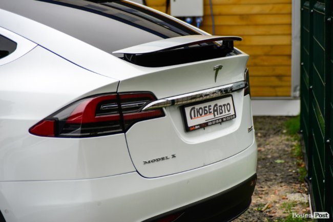 У Луцьку відкрили перший сервіс з продажу електромобілів*