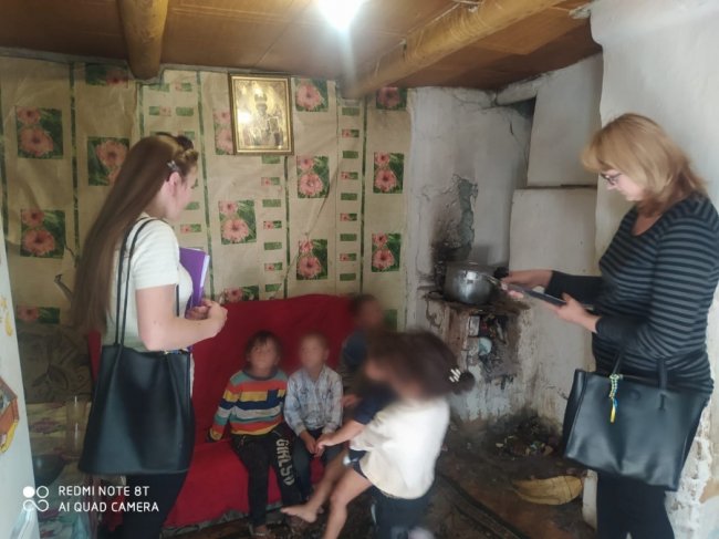 На Волині у горе-батьків вилучили сімох дітей. ФОТО 