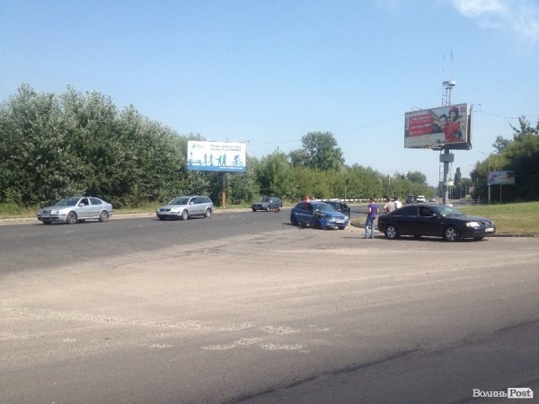 ДТП у Луцьку: на Набережній зіткнулися дві автівки. ФОТО