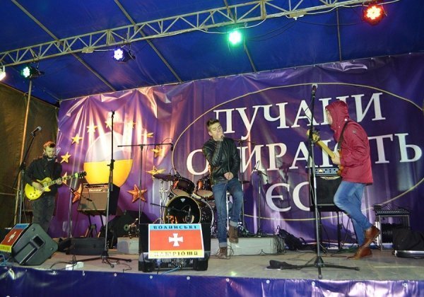 Вечірній Євромайдан у Луцьку. ФОТО. ВІДЕО