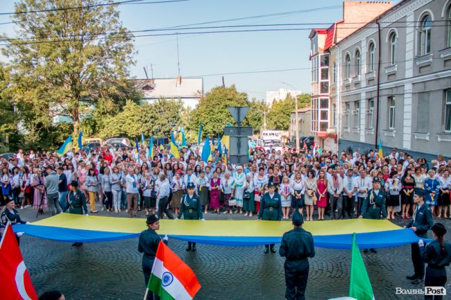 Над Луцьком урочисто підняли синьо-жовтий прапор. ФОТО