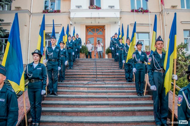 Над Луцьком урочисто підняли синьо-жовтий прапор. ФОТО