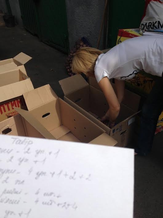 У луцьких супермаркетах зібрали більше півтонни продуктів для АТО.ФОТО