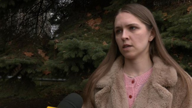 У дворі луцької багатоповерхівки посеред грудня цвітуть квіти