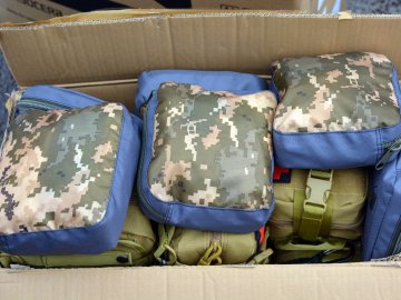 Українським воїнам на передову передали аптечки з Волині