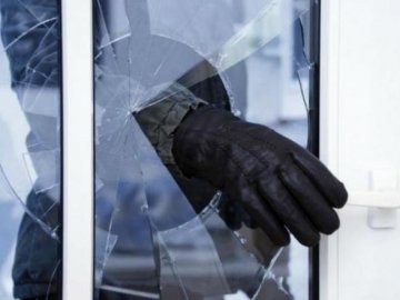 Розбив вікно: на Волині чоловік пограбував свого знайомого