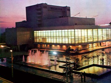 Грайливий фонтан на Театральному і стильні жінки: фото, зроблені у Луцьку понад 40 років тому