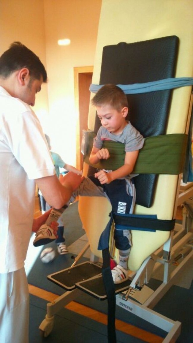 Волинянка просить допомогти 10-річному сину стати на ноги